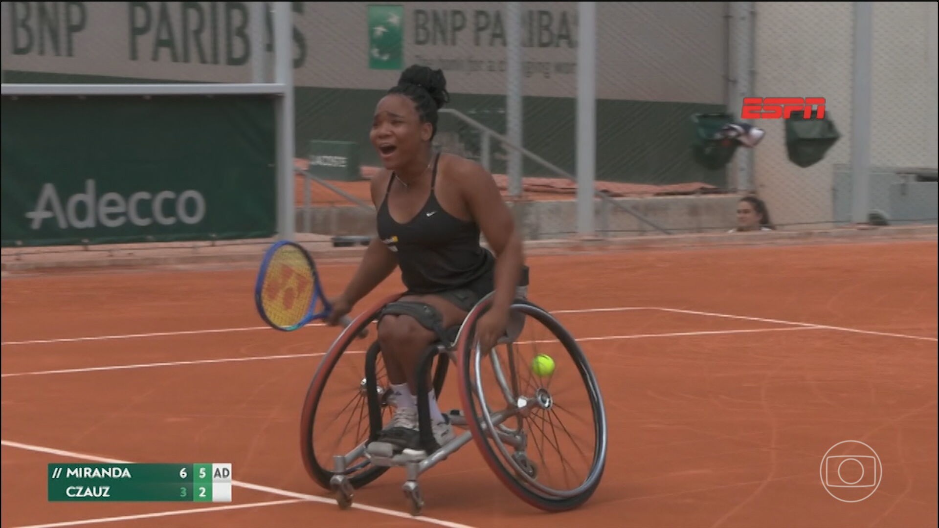 Tenista brasileira Vitória Miranda conquista 2 títulos no torneio de Roland Garros, em Paris