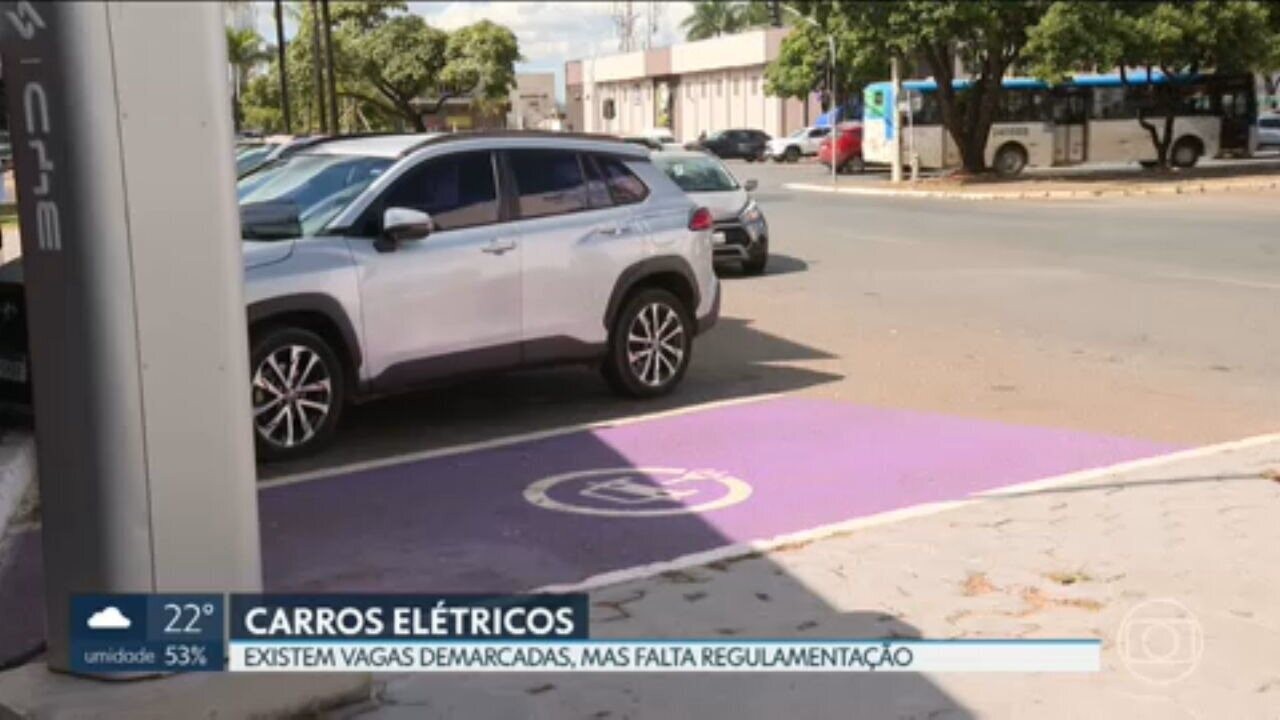Carros elétricos podem ter vagas exclusivas para recarregar, mas não para estacionar; entenda regra